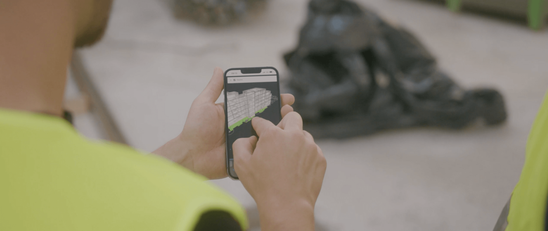 Ein Smartphone auf der Baustelle mit specter software