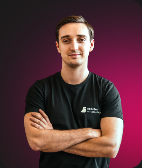 Profilfoto Mitarbeiter von specter automation im ConTech Startup vor pinkem Hintergrund.