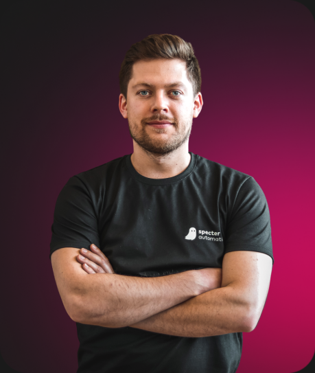 Profilfoto Mitarbeiter von specter automation im ConTech Startup vor pinkem Hintergrund.