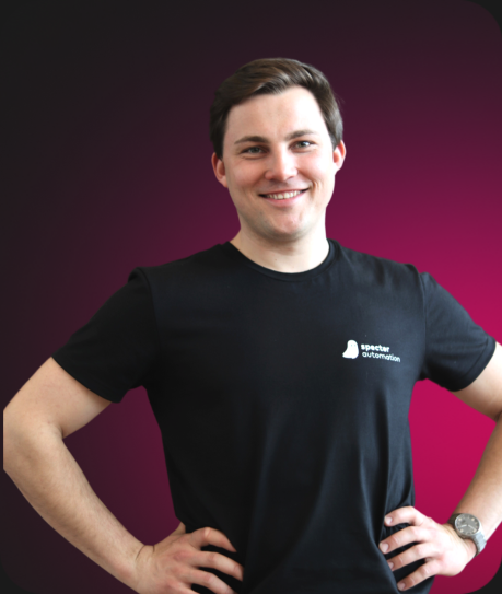 Profilfoto Mitarbeiter von specter automation im ConTech Startup vor pinkem Hintergrund.