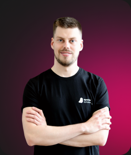 Profilfoto Mitarbeiter von specter automation im ConTech Startup vor pinkem Hintergrund.