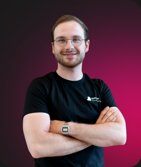 Profilfoto Mitarbeiter von specter automation im ConTech Startup vor pinkem Hintergrund.
