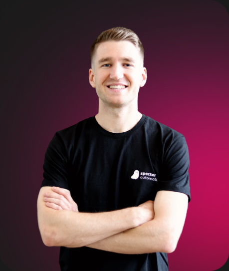 Profilfoto Mitarbeiter von specter automation im ConTech Startup vor pinkem Hintergrund.