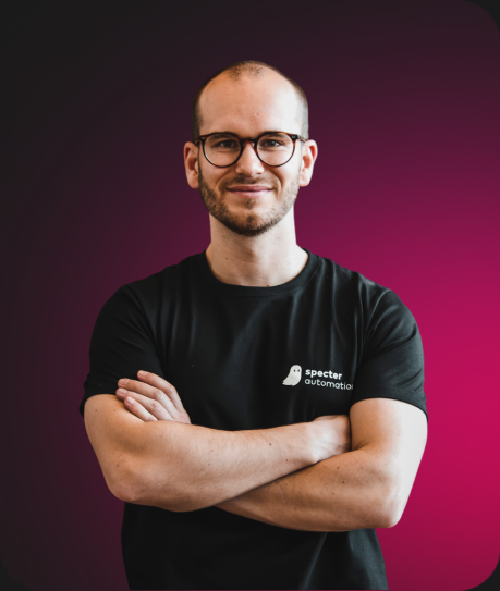 Profilfoto Mitarbeiter von specter automation im ConTech Startup vor pinkem Hintergrund.