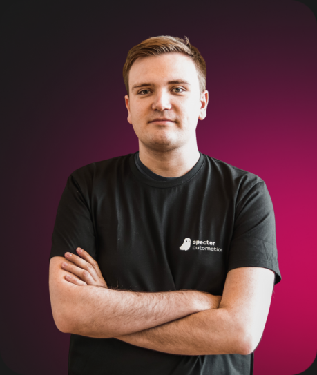 Profilfoto Mitarbeiter von specter automation im ConTech Startup vor pinkem Hintergrund.