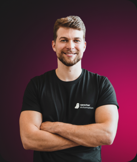 Profilfoto Mitarbeiter von specter automation im ConTech Startup vor pinkem Hintergrund.