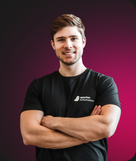 Profilfoto Mitarbeiter von specter automation im ConTech Startup vor pinkem Hintergrund.