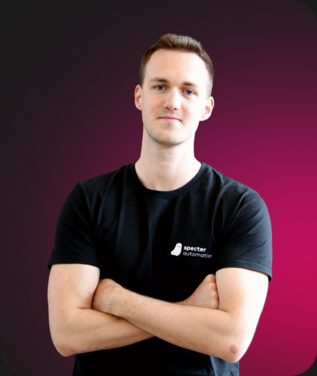 Profilfoto Mitarbeiter von specter automation im ConTech Startup vor pinkem Hintergrund.